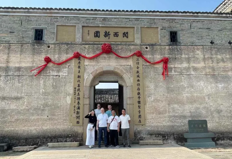Forjando negocios, forjando amistad: la fábrica de grabado de metales de Yanming profundiza la cooperación con clientes extranjeros